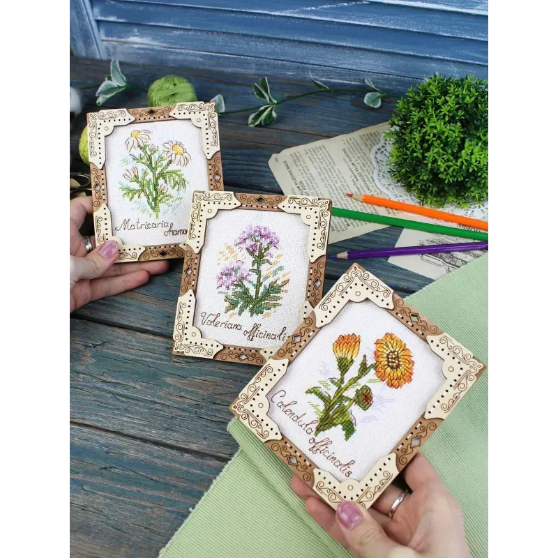 Cross-stich on wooden base "Miniature. Chamomile" 13x11 cm SO-142