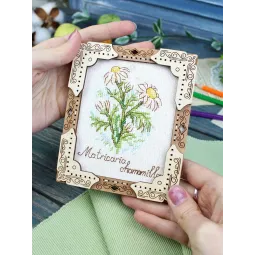 Cross-stich on wooden base "Miniature. Chamomile" 13x11 cm SO-142