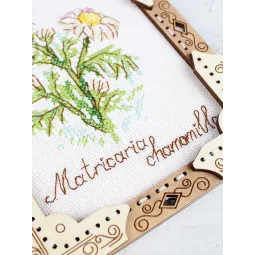 Cross-stich on wooden base "Miniature. Chamomile" 13x11 cm SO-142