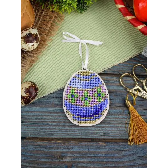 Cross-stich on wooden base"Blue and gold egg" 8*6 cm SO-185