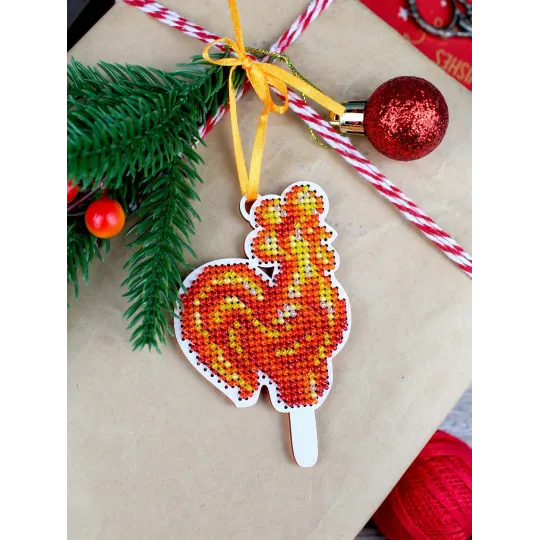 Cross-stich on wooden base"Rooster-shaped lollipop" 10*9 cm SO-161