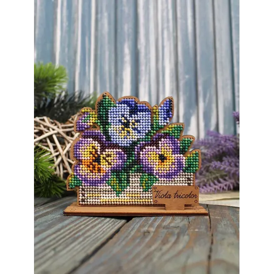 Cross-stich on wooden base"Pansies in a box" 10*11*6 cm SO-152