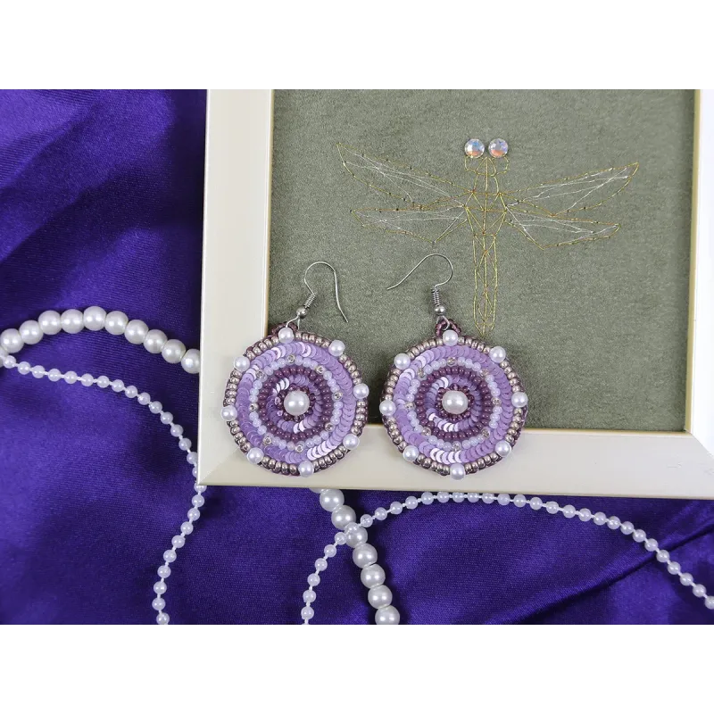 Mini karoliukų siuvinėjimo rinkinys KLART "Apvalūs auskarai su violetiniu dizainu." 3.5 x 4 cm KL10-502