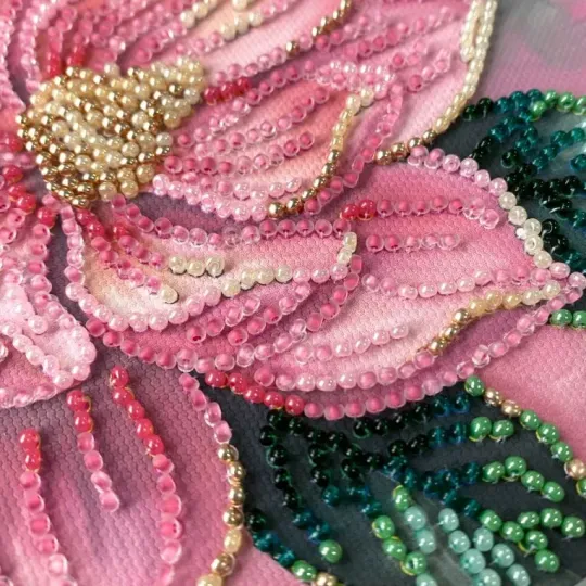 Mini karoliukų siuvinėjimo rinkinys "Žiedlapio bučinys" 15х15 cm AAM-267