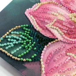 Mini karoliukų siuvinėjimo rinkinys "Žiedlapio bučinys" 15х15 cm AAM-267