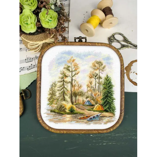 Kryželiu siuvinėjimo rinkinys "Pušyne" 15x16 cm SNV-954