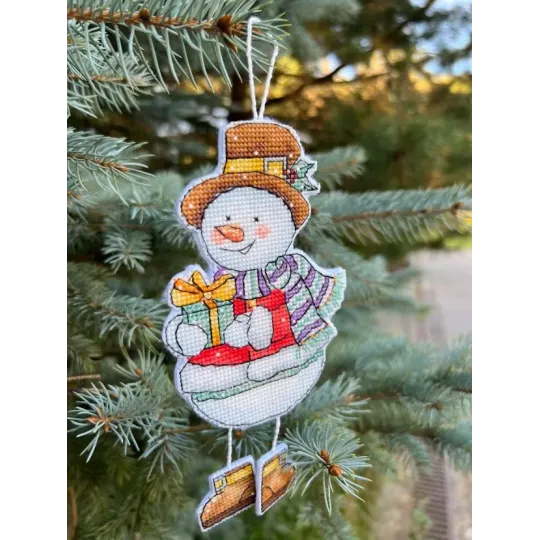 Siuvinėjimo kryželiu rinkinys "Sniego senis su dovana" 8,5 х 15,5 cm SANS-78