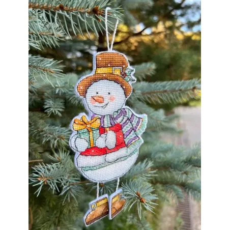 Siuvinėjimo kryželiu rinkinys "Sniego senis su dovana" 8,5 х 15,5 cm SANS-78