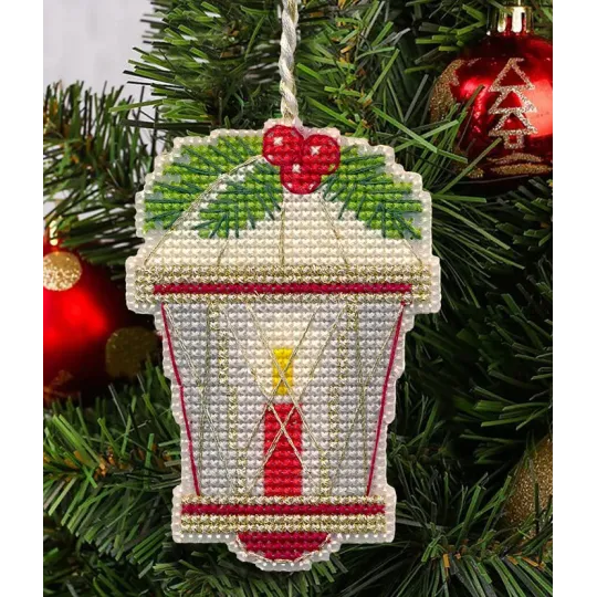 Krūmas siuvinėjimo rinkinys "Kalėdinė eglutės puošmena. Žibintuvėlis" 6,2x8,9 cm S1698