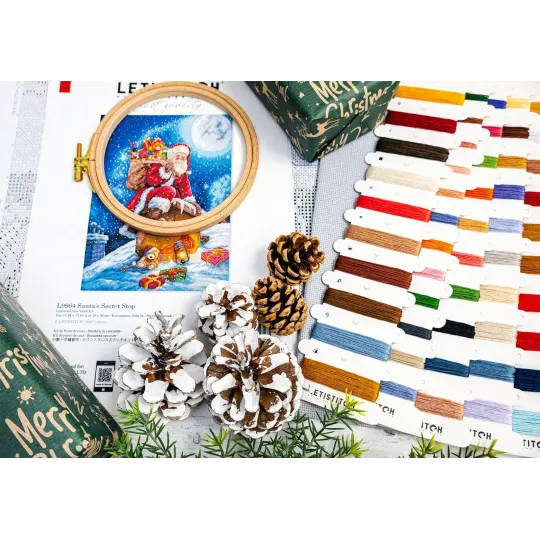 Kit de point de croix "Santa’s Secret Stop" 29x40 cm SLETIL9964