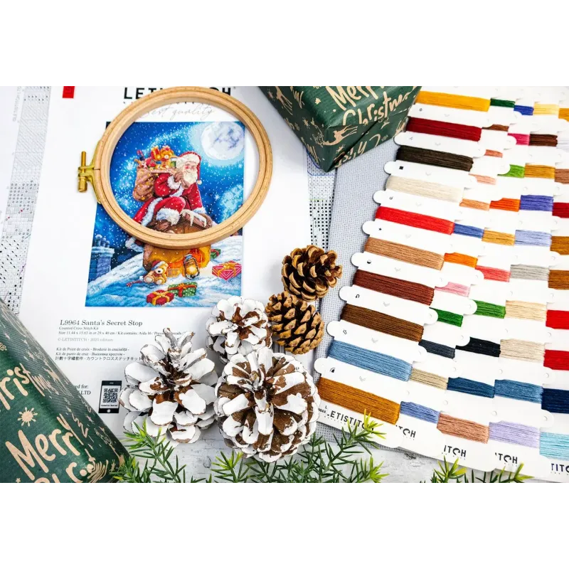 Kit de point de croix "Santa’s Secret Stop" 29x40 cm SLETIL9964