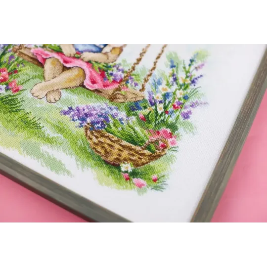 Siuvinėjimo kryželiu rinkinys "Kiškis ant sūpynių" 27,3 x 37,7 cm S/VK088