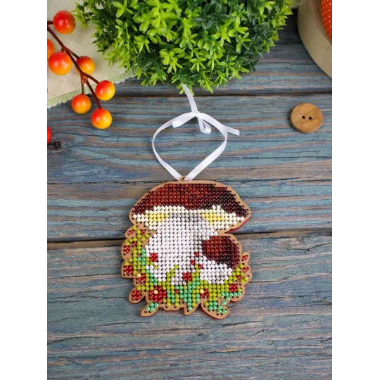 Cross-stich on wooden base "Christmas tree decoration. Porcini mushroom" 8*7 cm SO-149