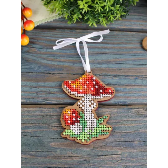 Point de croix sur base en bois "Décoration de sapin de Noël. Petite mouche " 7*5 cm SO-147