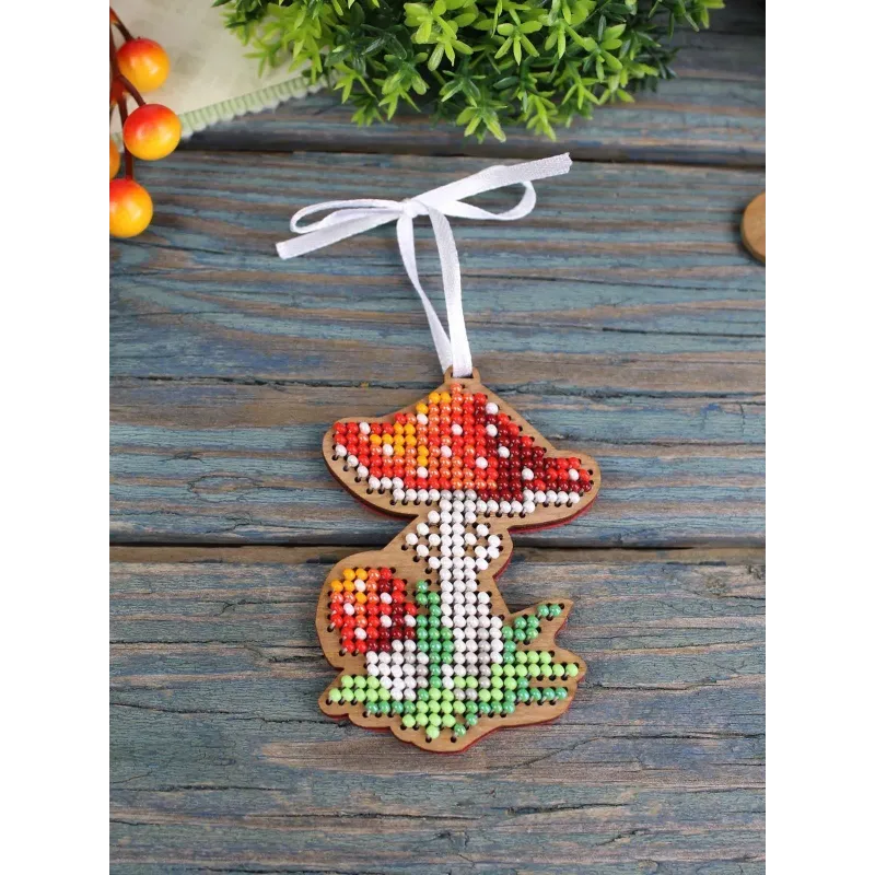 Cross-stich on wooden base "Christmas tree decoration. Little fly agari" 7*5 cm SO-147