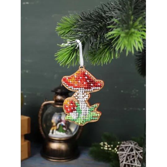 Cross-stich on wooden base "Christmas tree decoration. Little fly agari" 7*5 cm SO-147