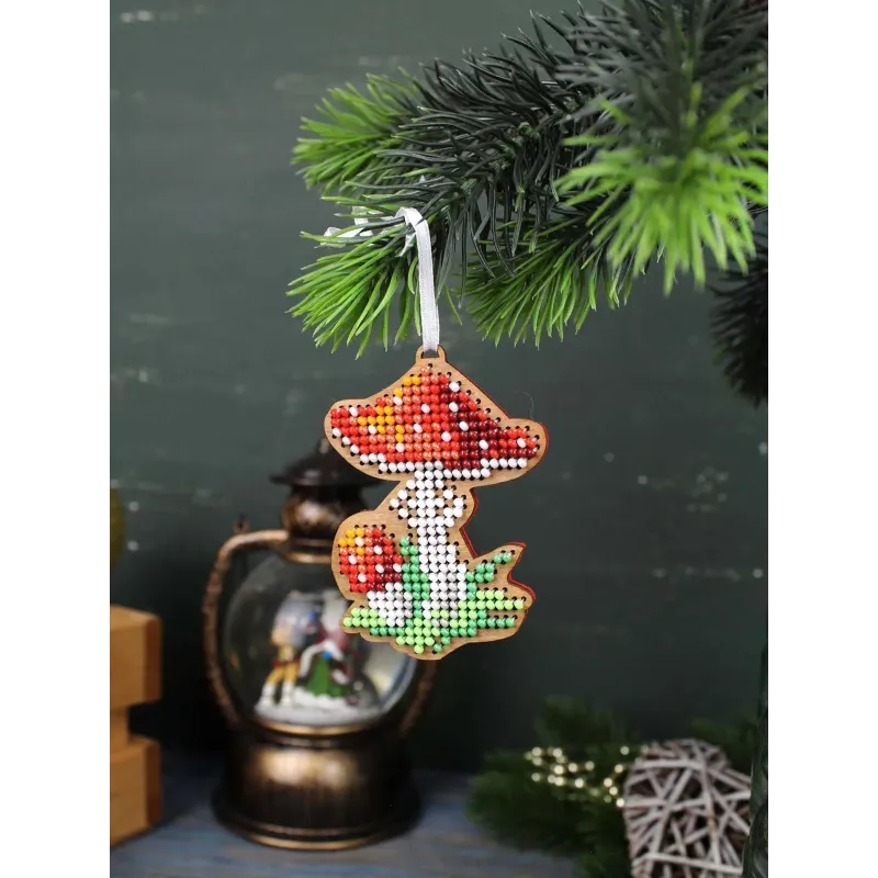 Cross-stich on wooden base "Christmas tree decoration. Little fly agari" 7*5 cm SO-147