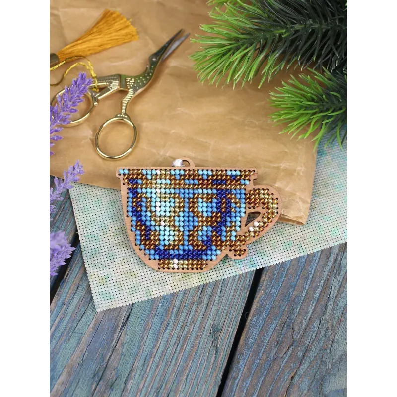 Point de croix sur base en bois
Un ensemble de thé élégant. Une tasse
5*8 cm SO-144