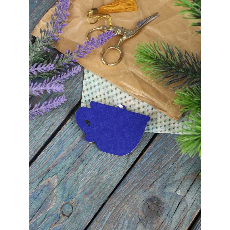 Point de croix sur base en bois
Un ensemble de thé élégant. Une tasse
5*8 cm SO-144