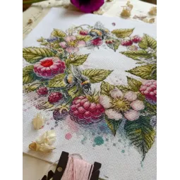 Kit point de croix "Framboises et bourdons" 31,5 x 26,5 cm SANM-44