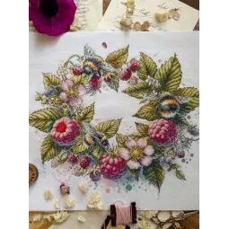 Kryželiu siuvinėjimo rinkinys "Avietės ir kamanės" 31,5 х 26,5 cm SANM-44