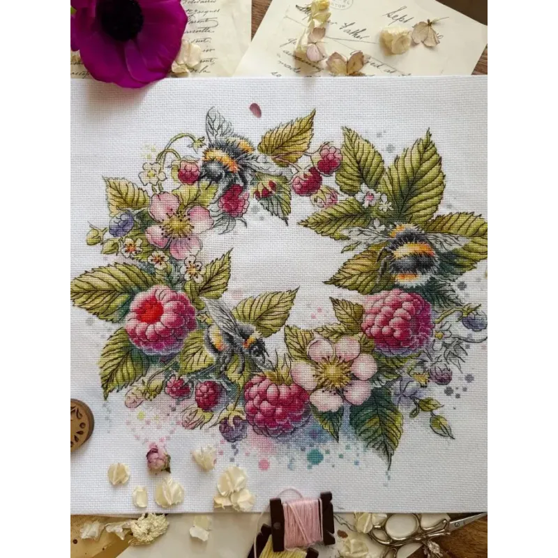 Kit point de croix "Framboises et bourdons" 31,5 x 26,5 cm SANM-44