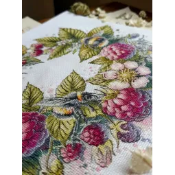Kryželiu siuvinėjimo rinkinys "Avietės ir kamanės" 31,5 х 26,5 cm SANM-44