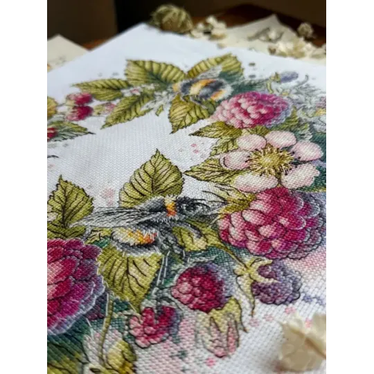 Kit point de croix "Framboises et bourdons" 31,5 x 26,5 cm SANM-44