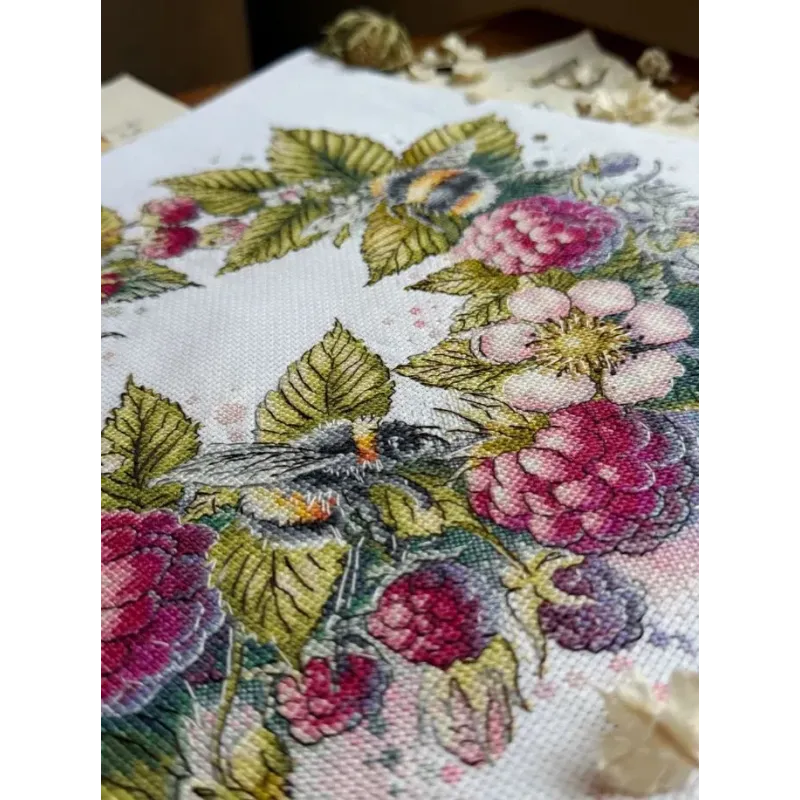 Kit point de croix "Framboises et bourdons" 31,5 x 26,5 cm SANM-44