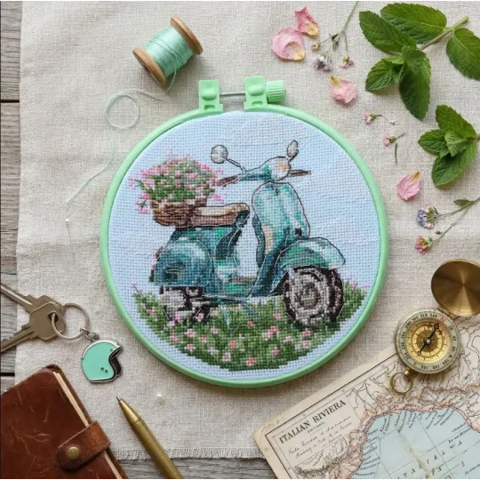Kit de point de croix "Balade en mobylette" 15 x 15 cm AAHM-098