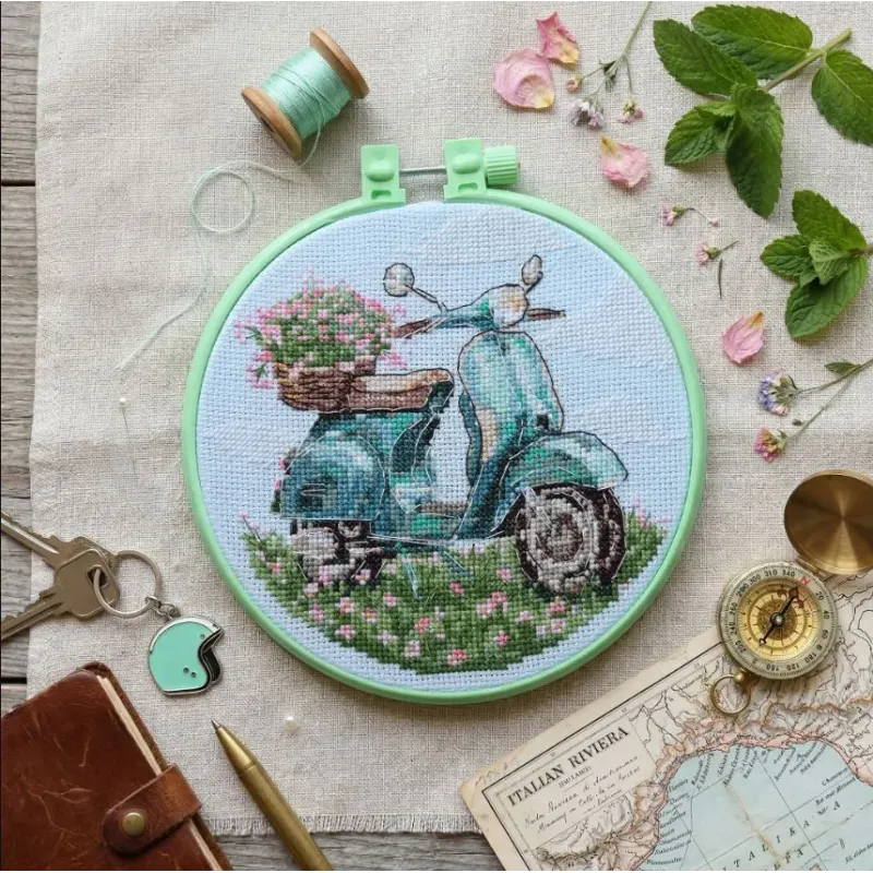 Kit de point de croix "Balade en mobylette" 15 x 15 cm AAHM-098