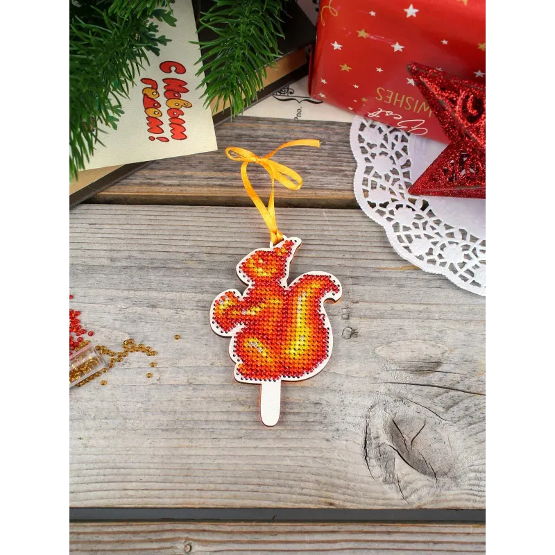 Cross-stich on wooden base "Squirrel lollipop" 9*6 cm SO-195