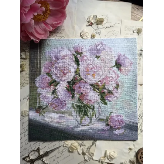 Siuvinėjimo kryželiu rinkinys "Bijūnai ant lango" 24,5 x 24,5 cm SANP-80