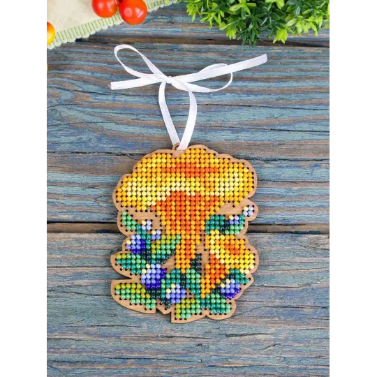 Broderie au point de croix sur base en bois "Décoration de sapin de Noël. Champignon Chanterelle" 8*6 cm SO-148