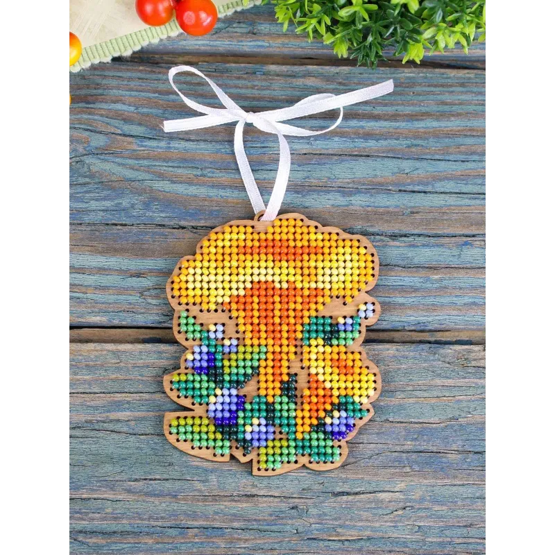 Broderie au point de croix sur base en bois "Décoration de sapin de Noël. Champignon Chanterelle" 8*6 cm SO-148