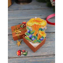 Broderie au point de croix sur base en bois "Décoration de sapin de Noël. Champignon Chanterelle" 8*6 cm SO-148