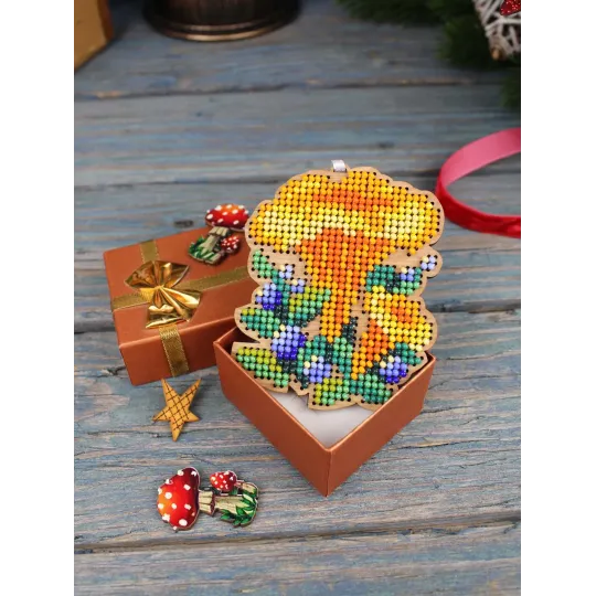 Broderie au point de croix sur base en bois "Décoration de sapin de Noël. Champignon Chanterelle" 8*6 cm SO-148