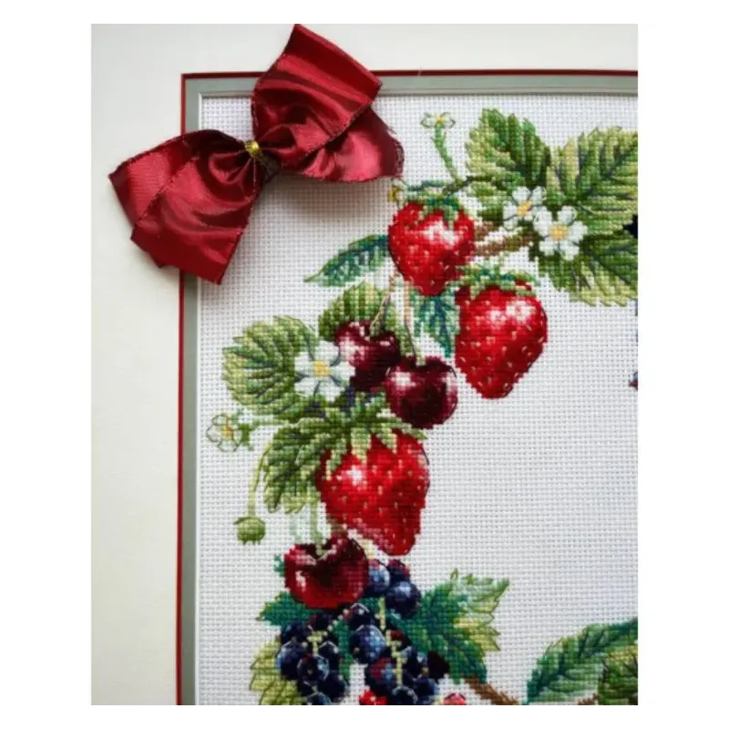 Siuvinėjimo kryžiuku rinkinys „Vainikas su uogomis“ 30x30 cm SR2323
