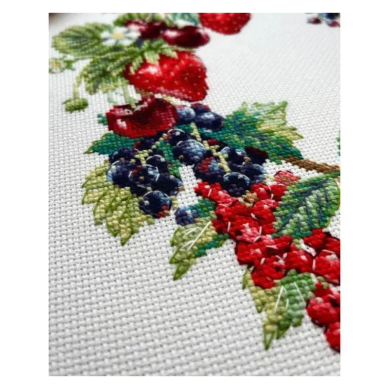 Kreuzstich-Set "Kranz mit Beeren" 30x30 cm SR2323