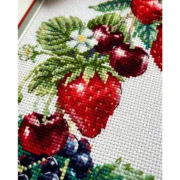 Siuvinėjimo kryžiuku rinkinys „Vainikas su uogomis“ 30x30 cm SR2323