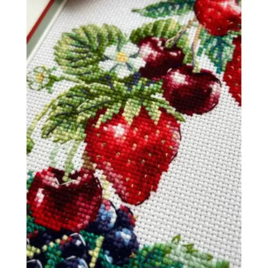 Cross stitch kit "Wreath with Berries" 30x30 cm SR2323