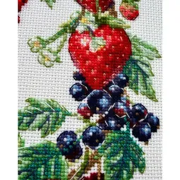 Siuvinėjimo kryžiuku rinkinys „Vainikas su uogomis“ 30x30 cm SR2323