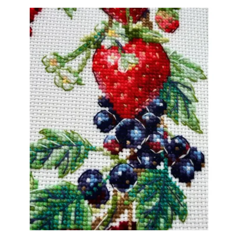 Siuvinėjimo kryžiuku rinkinys „Vainikas su uogomis“ 30x30 cm SR2323