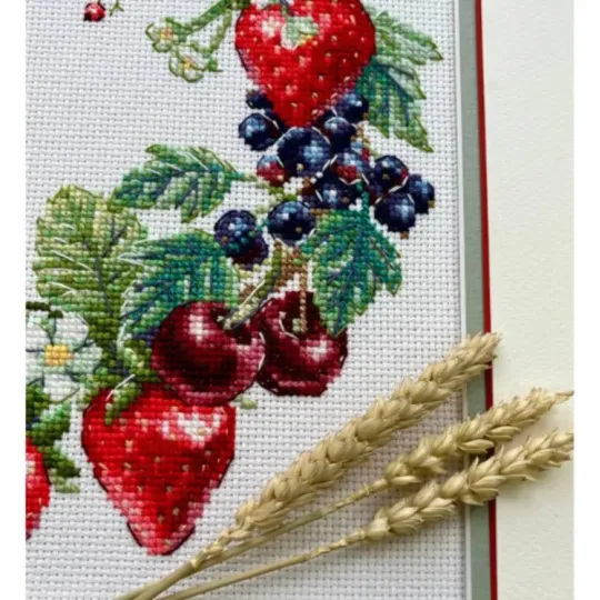Siuvinėjimo kryžiuku rinkinys „Vainikas su uogomis“ 30x30 cm SR2323
