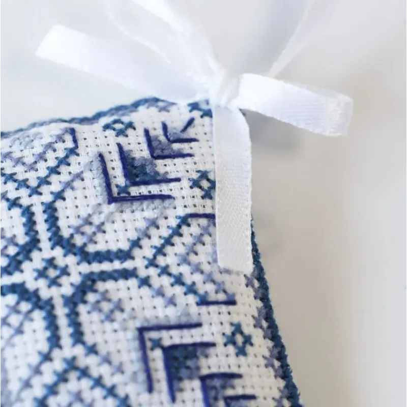Cross-stitch kits three-dimensional decoration "Frosty Ornament" AAHT-003