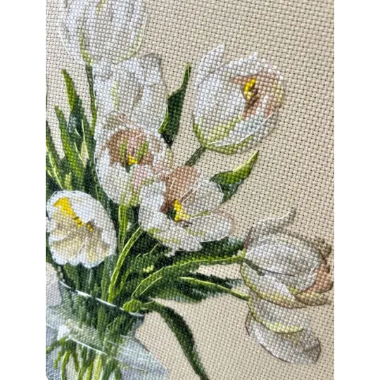 Cross stitch kit "Breathing in the scent of spring" 21×21 cm S1739