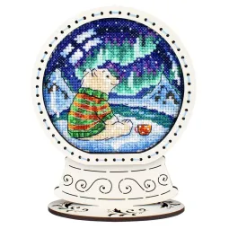 Kreuzstich auf Holzbasis "Schneekugel. Eisbär" 14*11*5 cm SO-171