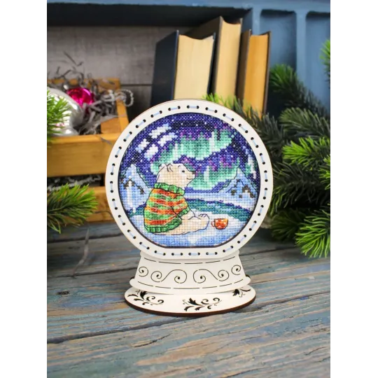 Point de croix sur base en bois "Globe de neige. Ours polaire" 14*11*5 cm SO-171