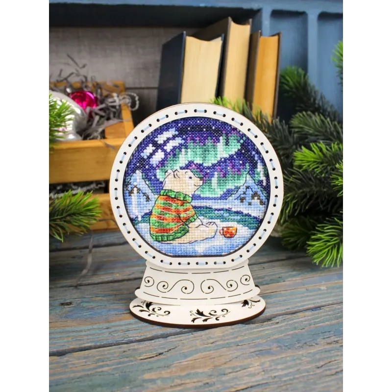 Cross-stich on wooden base "Snow globe. Polar bear" 14*11*5 cm SO-171