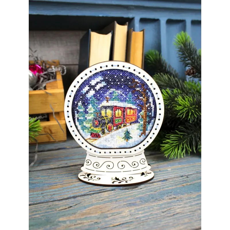 Kreuzstich auf Holzbasis "Schneekugel. Winterzug" 14*11*5 cm SO-156